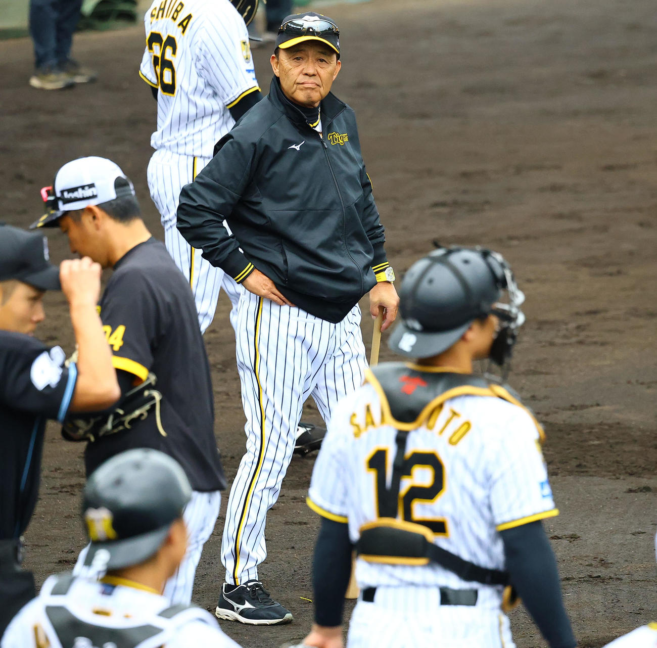 投内総合練習を見る岡田監督（撮影・藤尾明華）