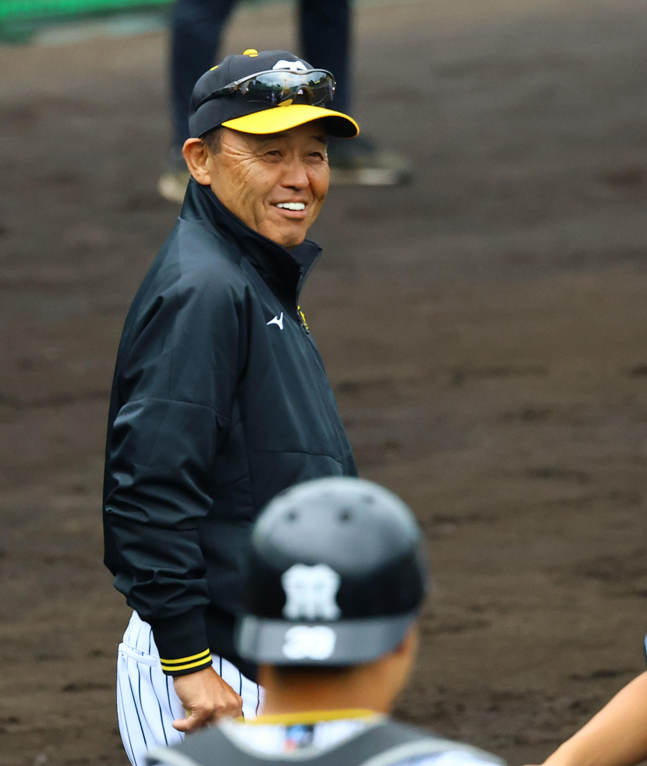 投内総合練習を見る岡田監督（撮影・藤尾明華）