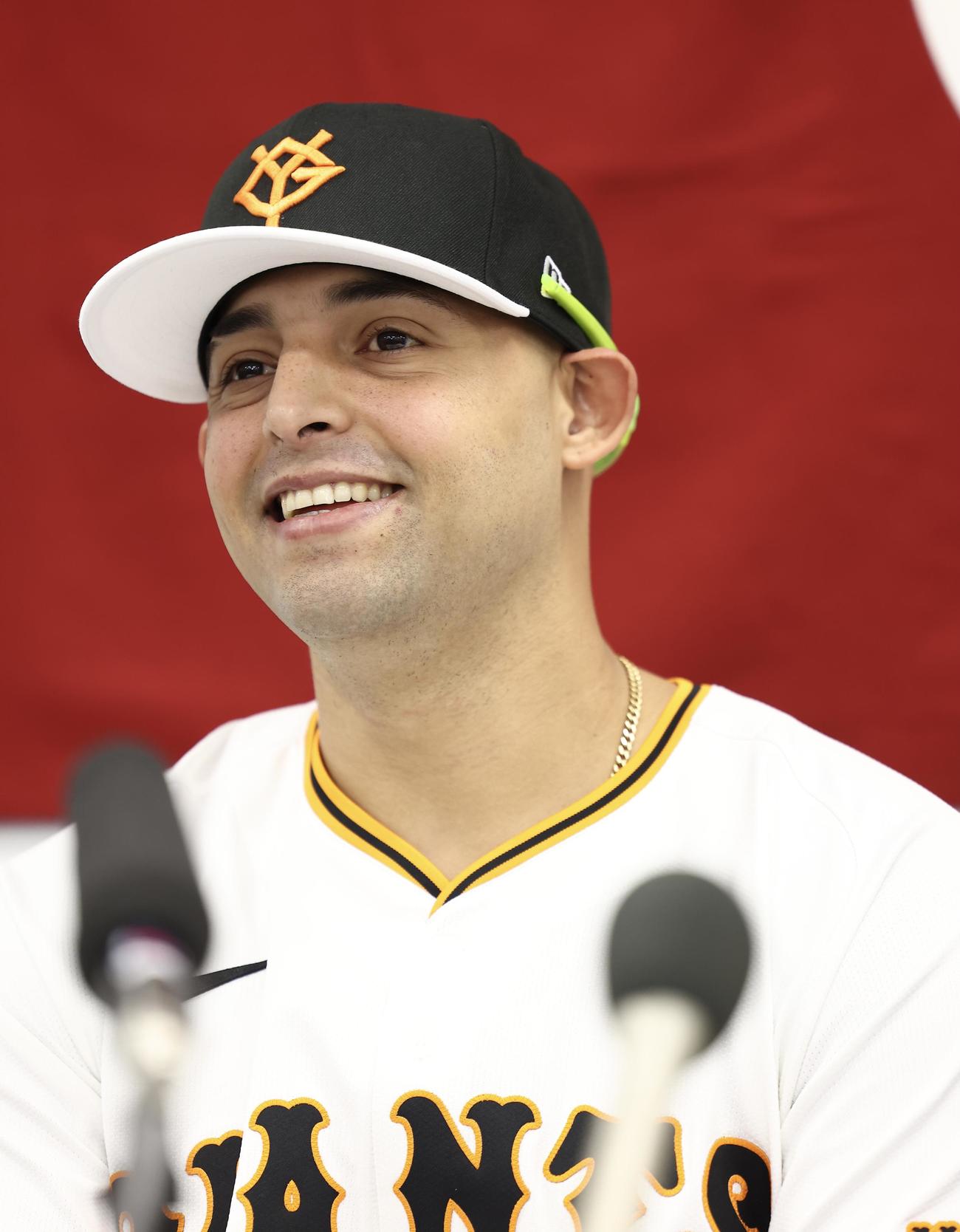 入団会見で笑顔を見せる巨人オドーア（撮影・河田真司）