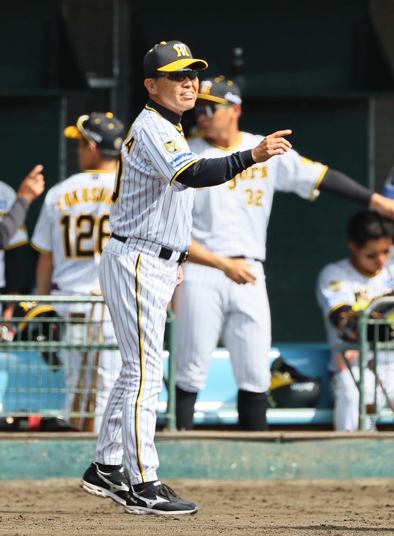 阪神対楽天　選手交代を告げる岡田監督（撮影・上田博志）