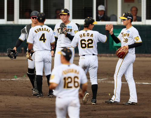 練習試合　阪神対楽天　楽天に勝利しマウンドで笑顔を見せる椎葉ら阪神ナイン（撮影・加藤哉）