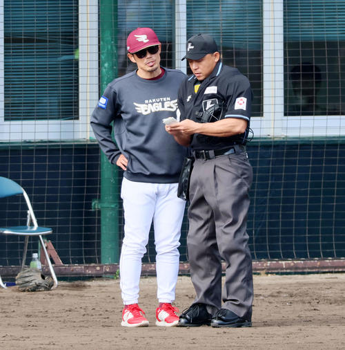 練習試合　阪神対楽天　6回表を終え選手交代を告げる今江監督（撮影・加藤哉）