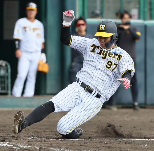 阪神対楽天　4回裏阪神2死満塁、野口は投手の暴投で生還する（撮影・上田博志）