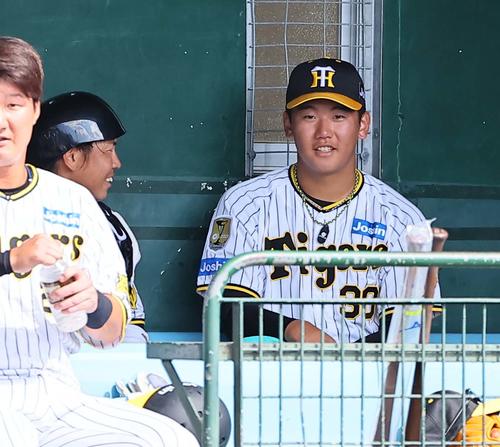 阪神対楽天　楽天打線を3回無失点に抑えた門別（右）は梅野に声を掛けられ笑顔を見せる（撮影・上田博志）