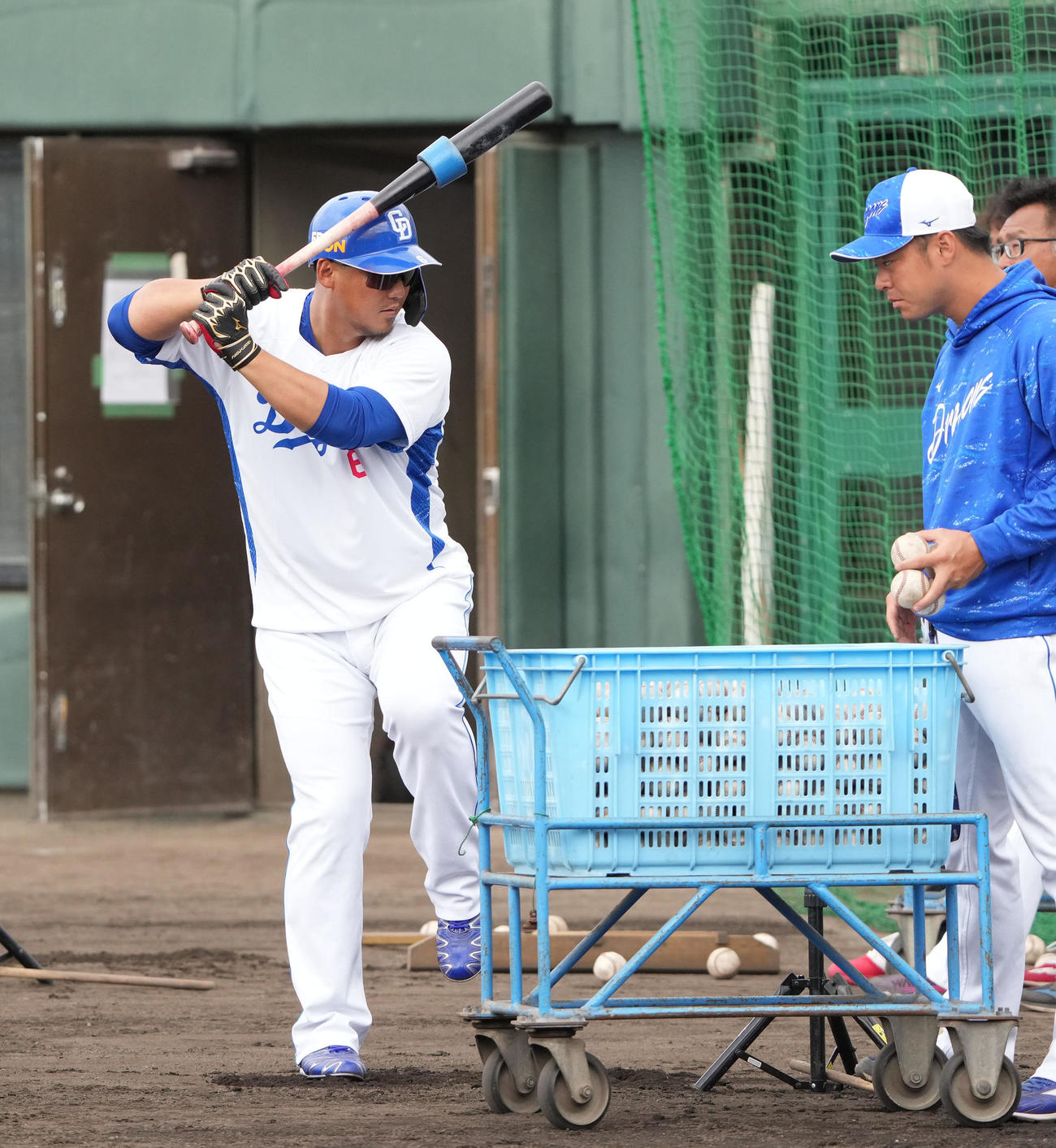 打撃練習をする中田（左）（撮影・森本幸一）