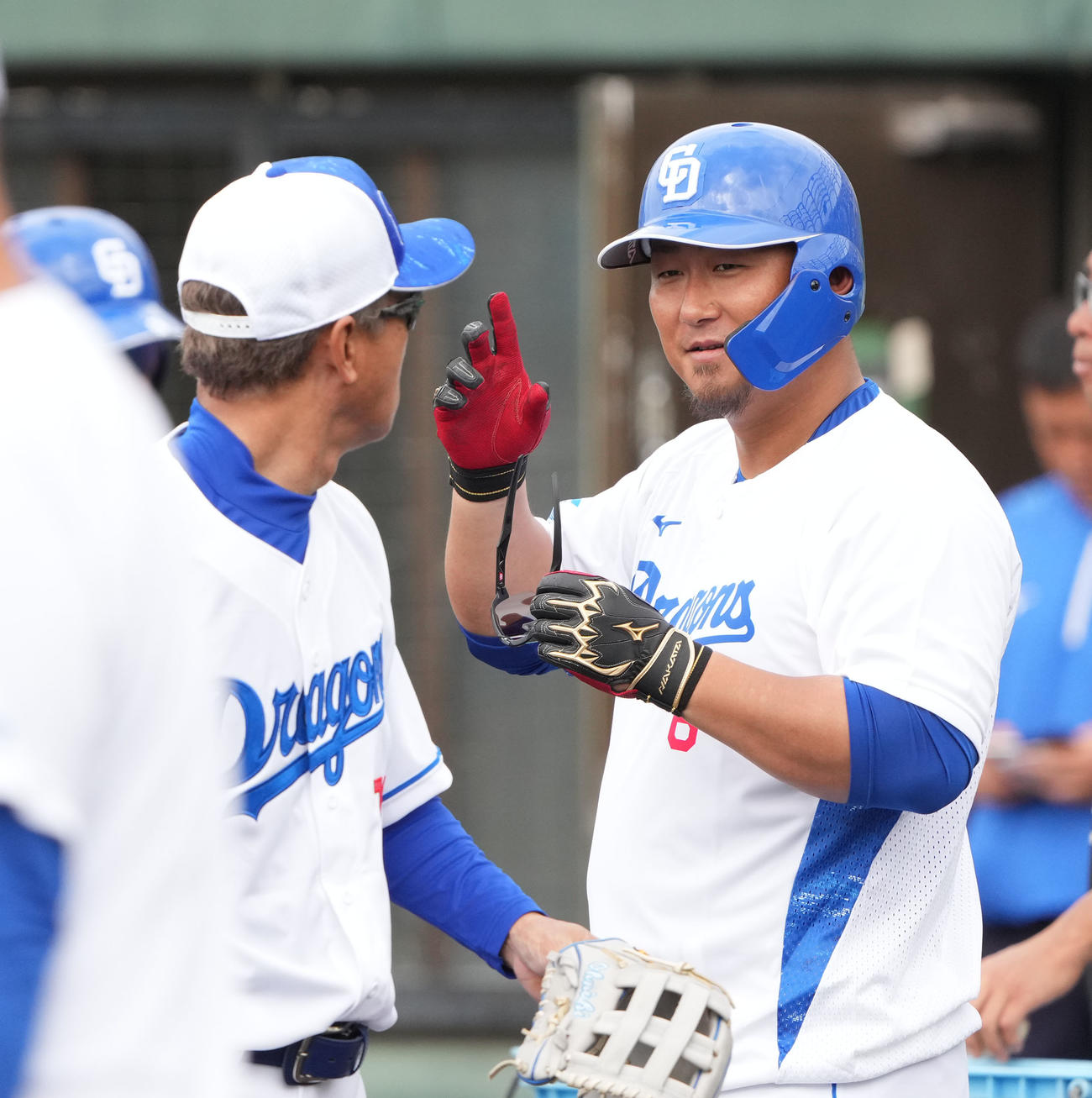 大西外野守備走塁コーチと言葉を交わす中田（右）（撮影・森本幸一）