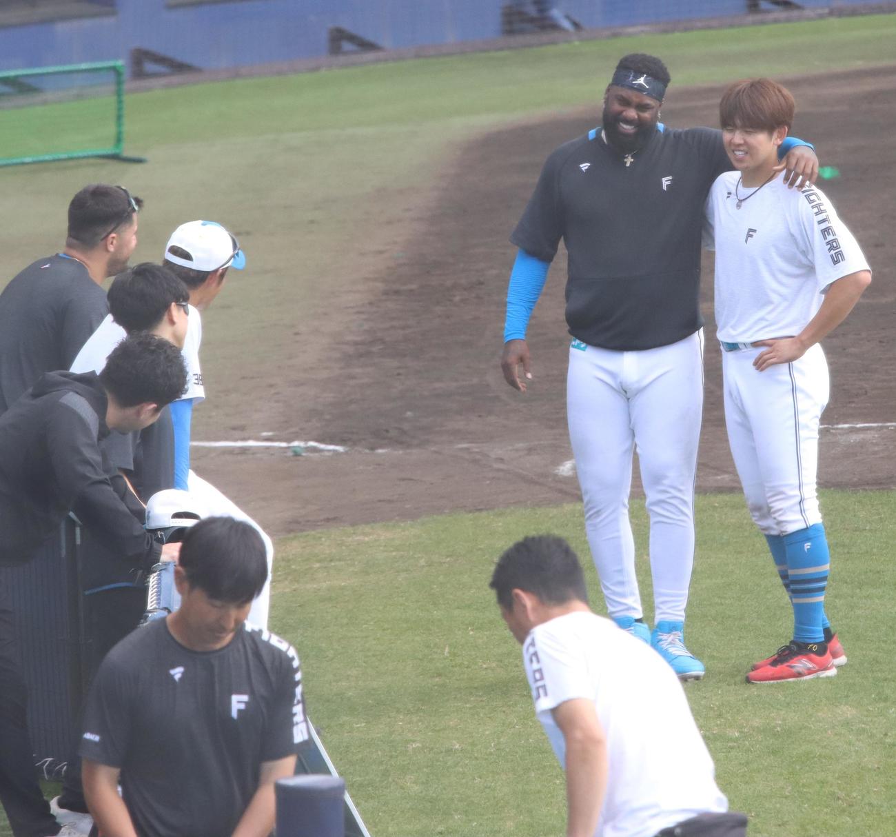 清水との競走後、仲良く肩を組む日本ハムのレイエス（撮影・永野高輔）