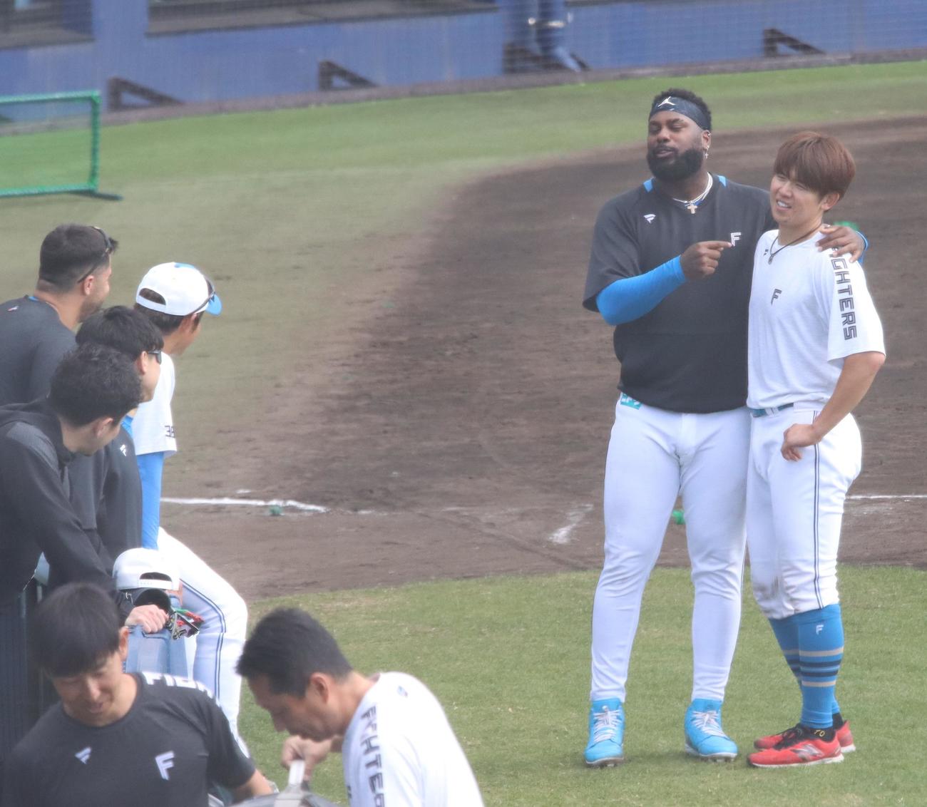 清水との競走後、仲良く肩を組む日本ハムのレイエス（撮影・永野高輔）