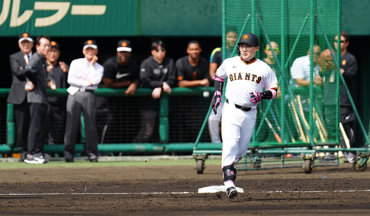 シート打撃で巨人高橋礼から本塁打を放った丸（撮影・江口和貴）
