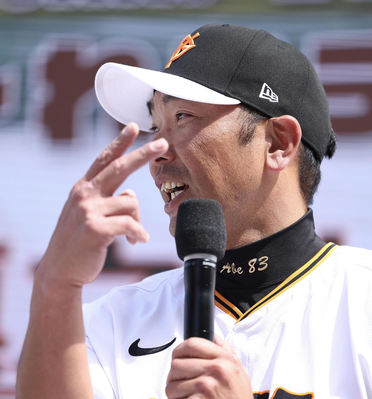 トークショーに臨む巨人阿部監督（撮影・河田真司）