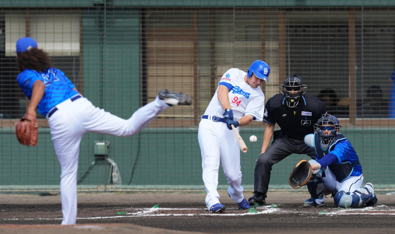 中日対DeNA 1回裏中日2死、中前打を放つディカーソン。投手ジャクソン（撮影・横山健太）