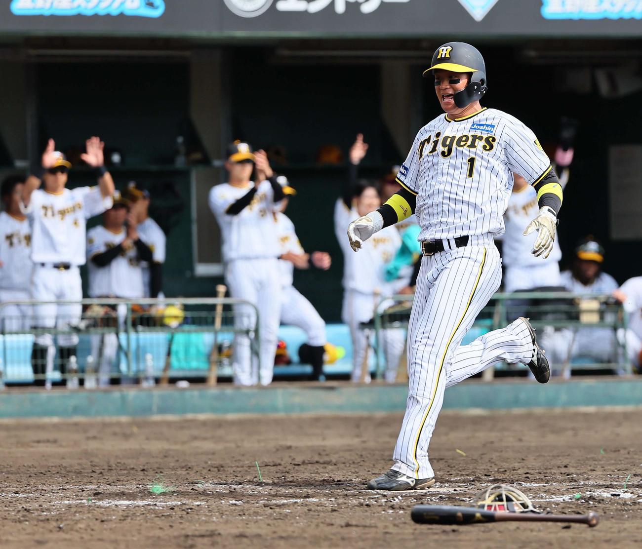 阪神対楽天　4回裏阪神1死一、二塁、森下（右）は佐藤輝の適時打で生還する（撮影・上田博志）