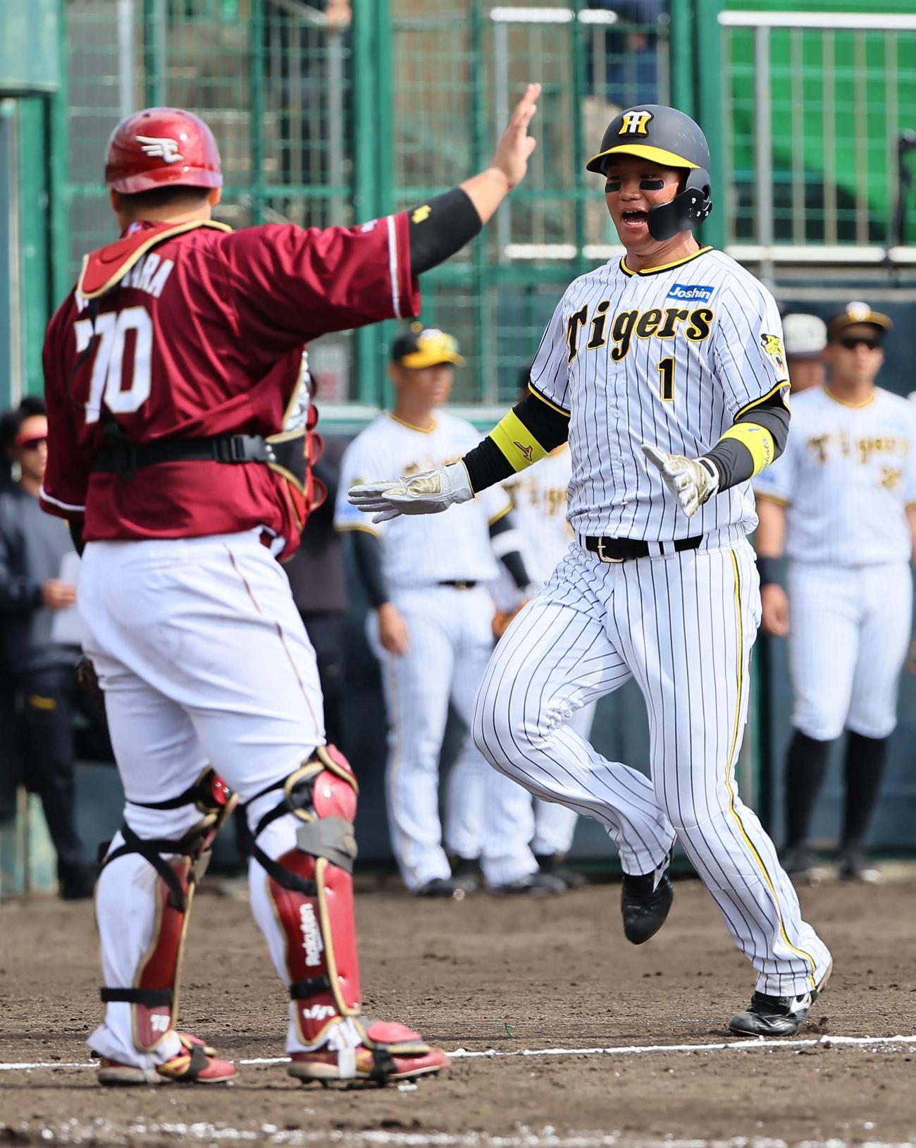 阪神対楽天　4回裏阪神1死一、二塁、森下（右）は佐藤輝の適時打で生還する（撮影・上田博志）