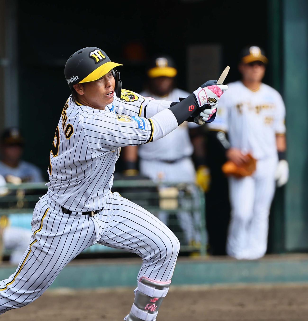 阪神対楽天　4回裏阪神1死満塁、梅野は右前に適時打を放つ（撮影・上田博志）