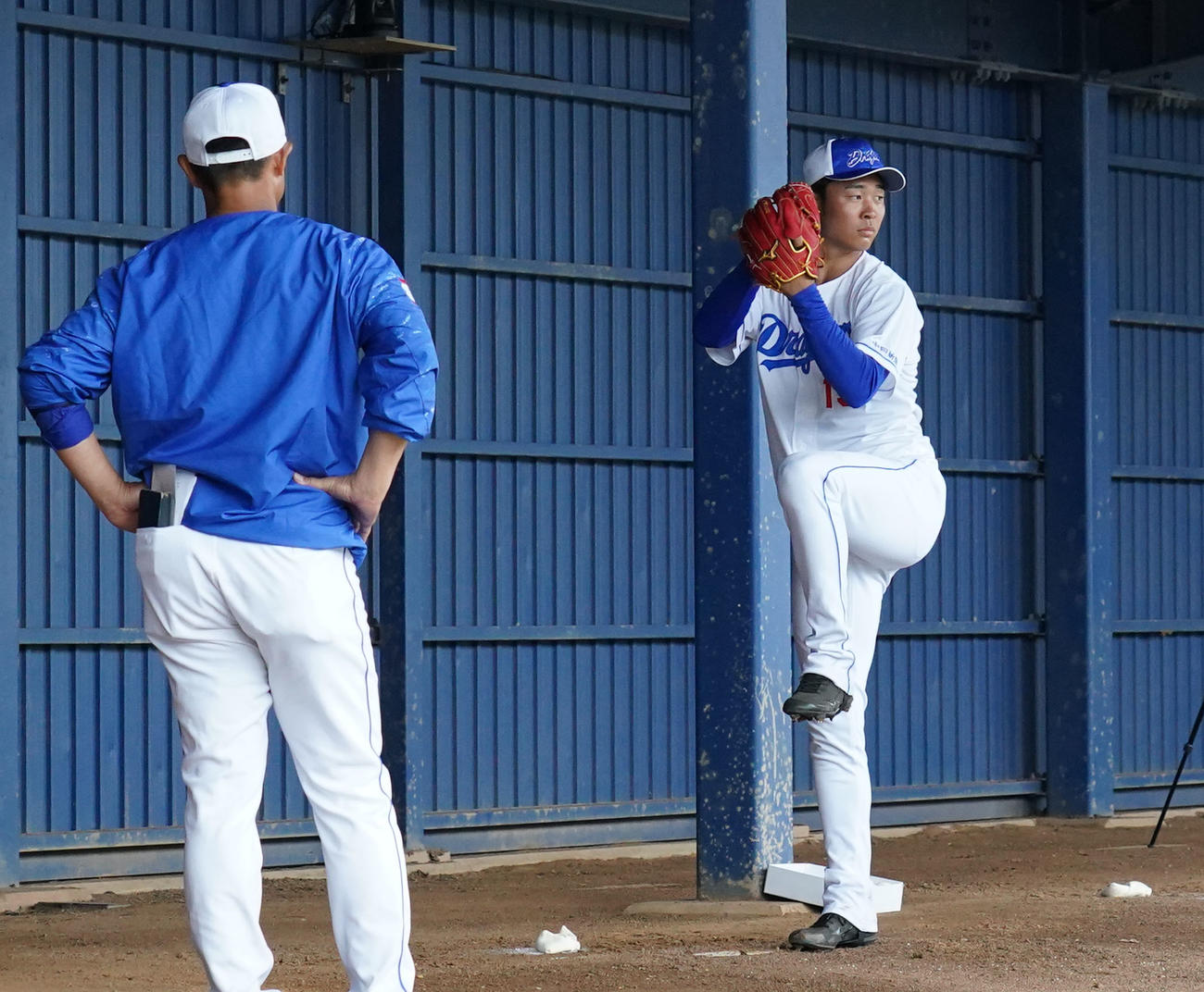 ブルペンで投球練習をする高橋宏（右）（撮影・森本幸一）