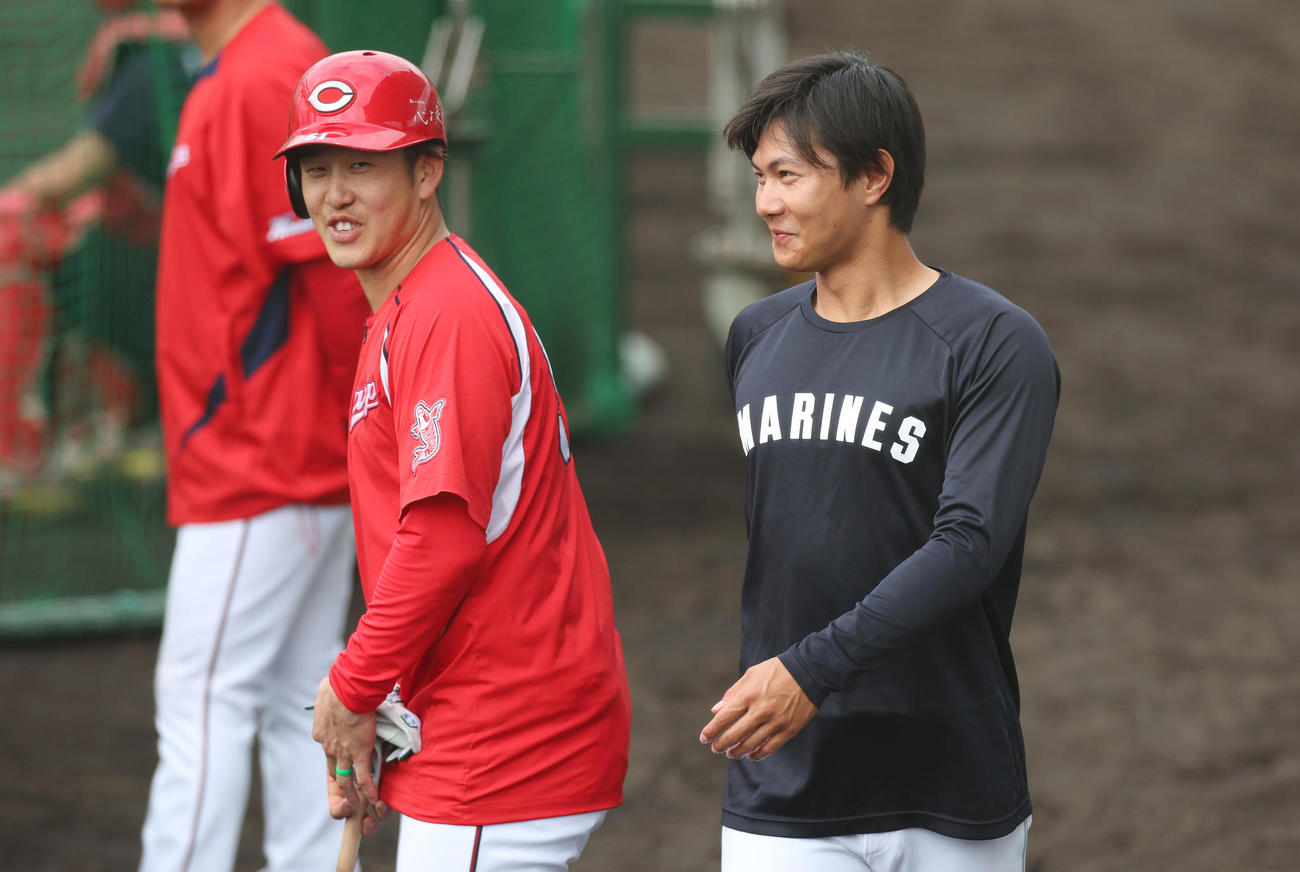 広島対ロッテ　試合前の練習で言葉を交わす広島小園（左）とロッテ藤原（撮影・前田充）