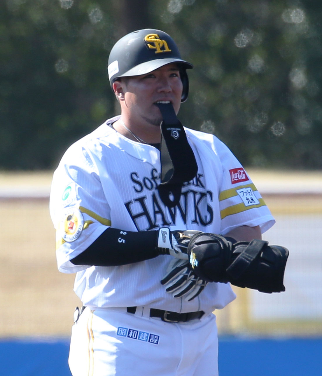 ソフトバンク紅白戦　4回表白組無死、山川は左中間へ二塁打を放つ（撮影・冨田成美）