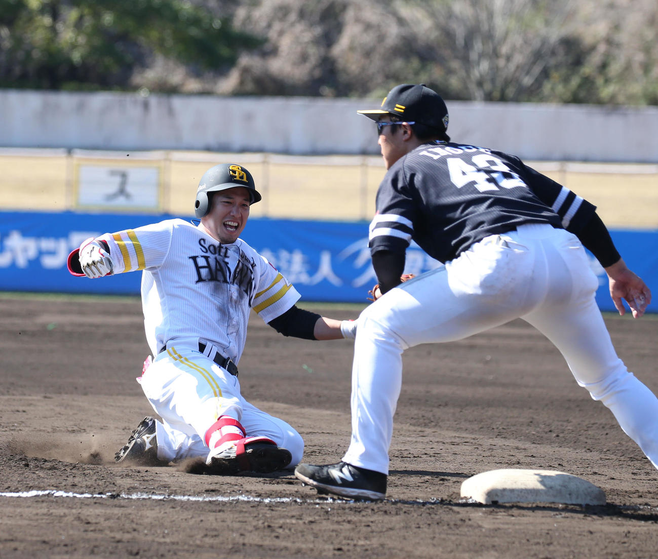 ソフトバンク紅白戦　4回表白組無死一、三塁、栗原は左中間に2点適時三塁打を放つ（撮影・冨田成美）