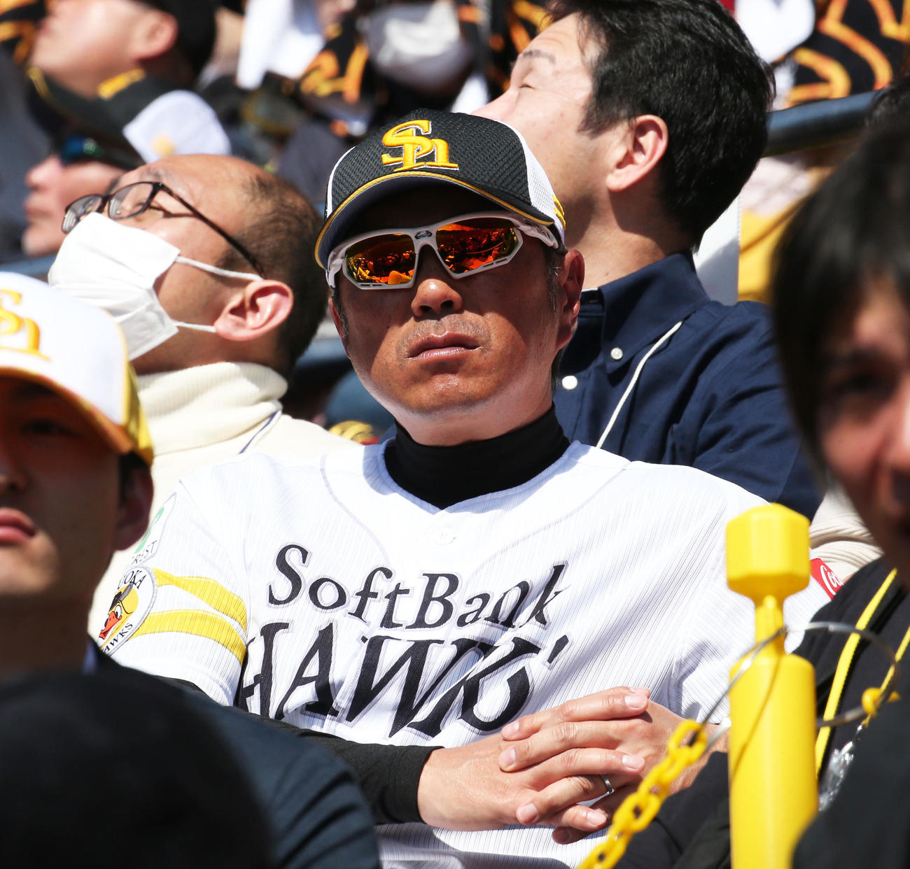 スタンド席で紅白戦を観戦するソフトバンク小久保監督（撮影・冨田成美）