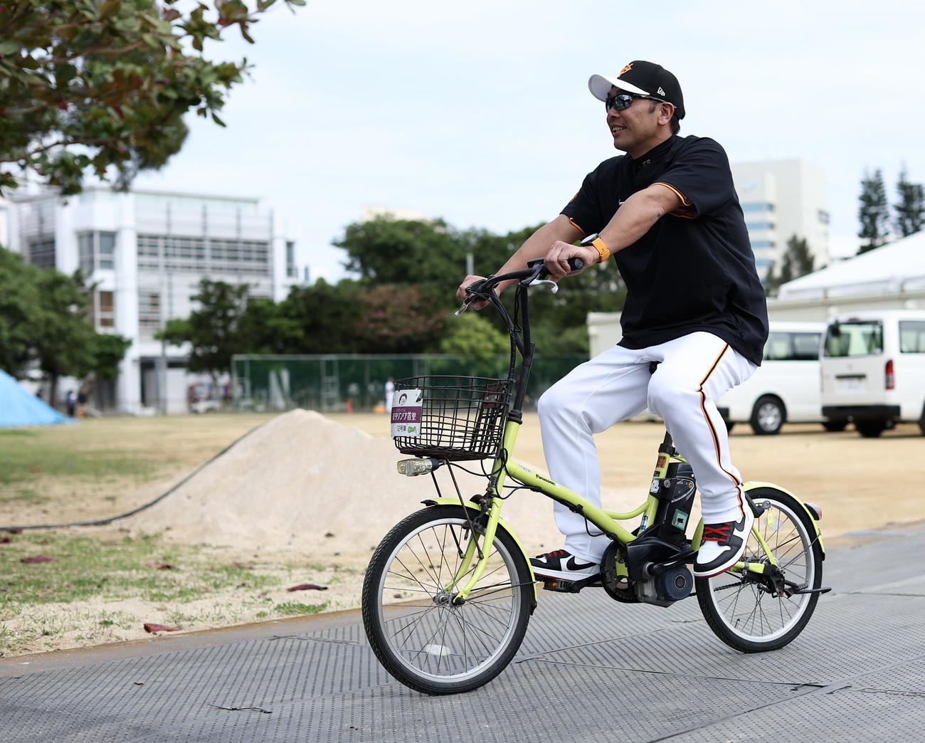 自転車に乗り、ブルペンから移動する巨人阿部監督（撮影・河田真司）