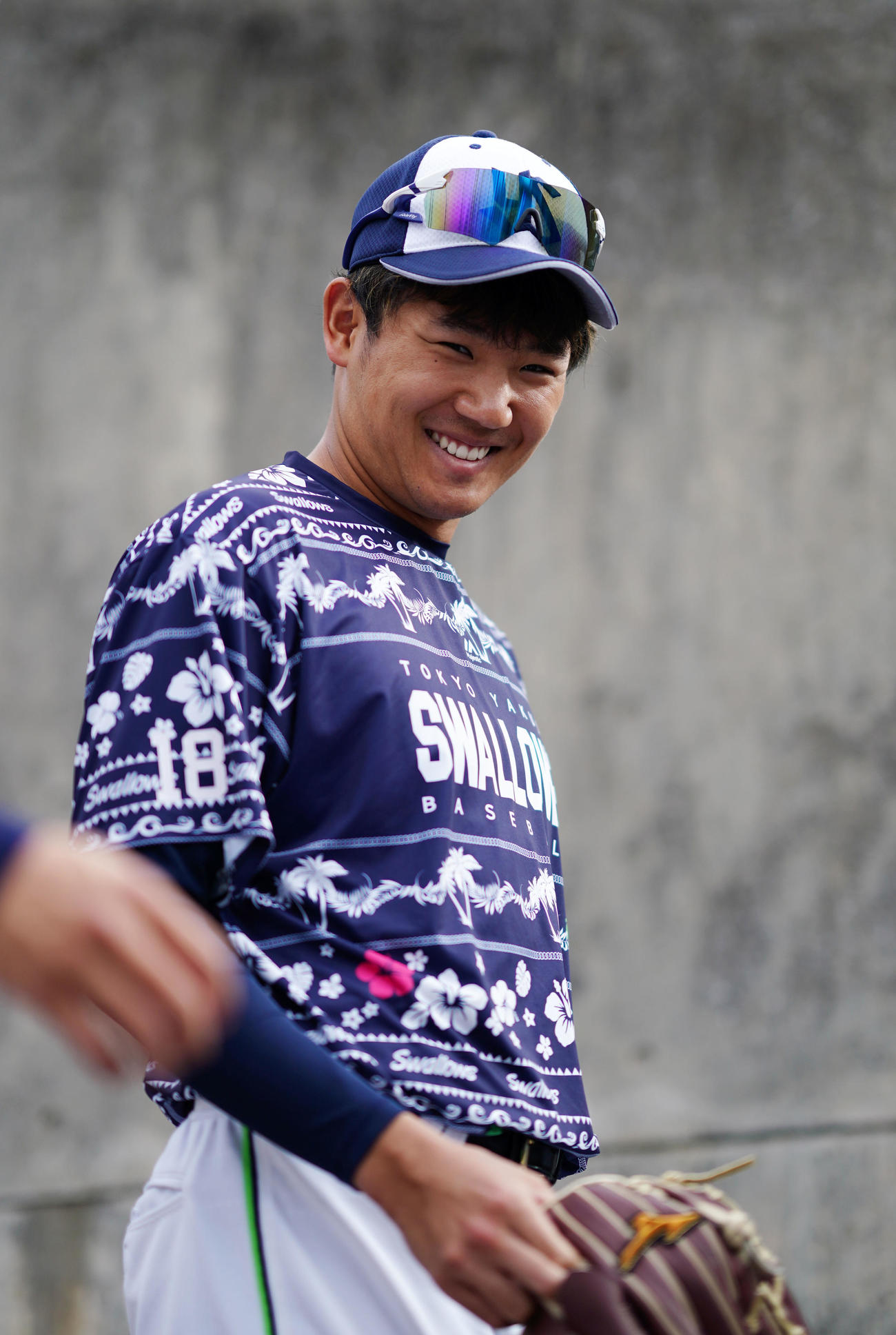 笑顔をみせるヤクルト奥川（撮影・横山健太）