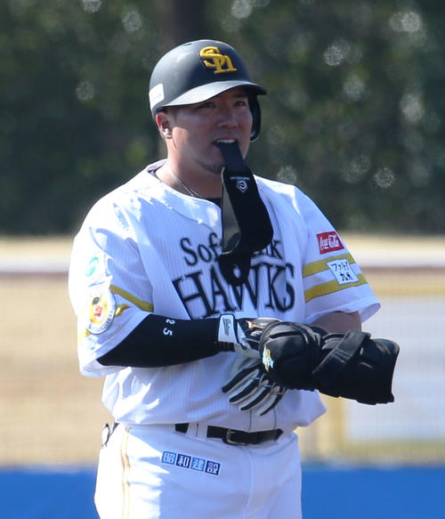 ソフトバンク紅白戦 4回表白組無死、山川は左中間へ二塁打を放つ(撮影・冨田成美)