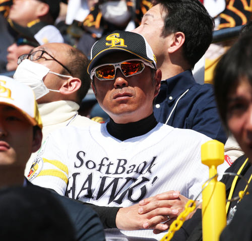 スタンド席で紅白戦を観戦するソフトバンク小久保監督(撮影・冨田成美)