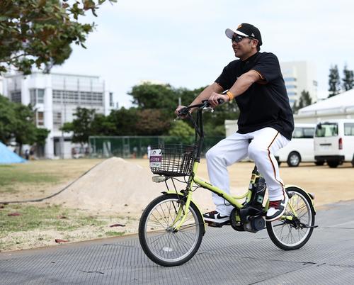 自転車に乗り、ブルペンから移動する巨人阿部監督(撮影・河田真司)