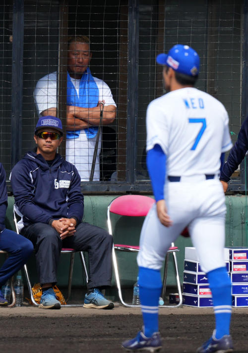 中日対DeNA 試合を見つめる中日中田。右は根尾(撮影・横山健太)
