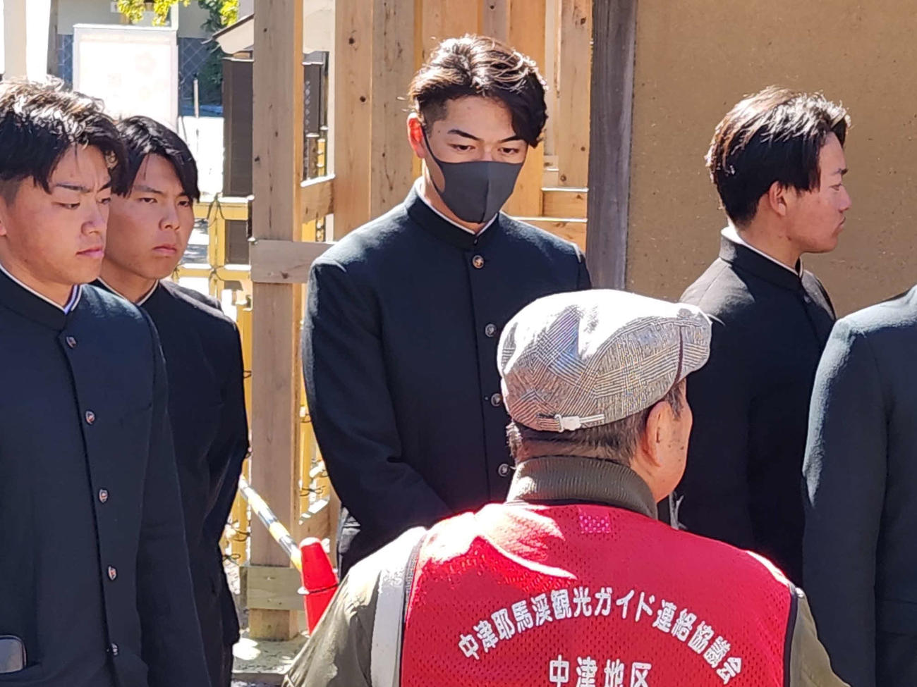 福沢諭吉の旧居で観光ガイドの説明を熱心に聞く（写真左から3人目）慶大・清原正吾（撮影・保坂淑子）