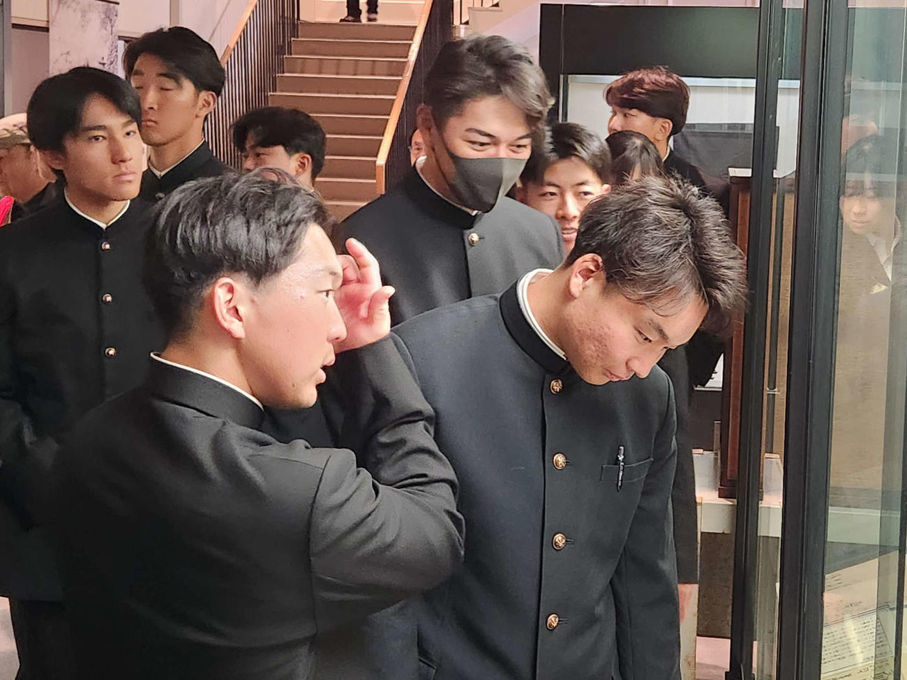 福沢記念館を熱心に見学する（写真左から4人目）慶大・清原（撮影・保坂淑子）