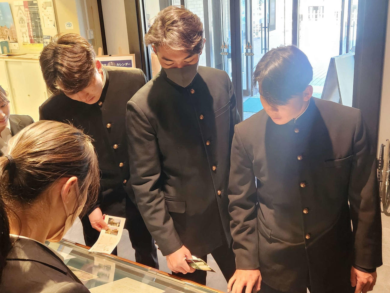 福沢記念館を熱心に見学する（写真左から2人目）慶大・清原と外丸（撮影・保坂淑子）