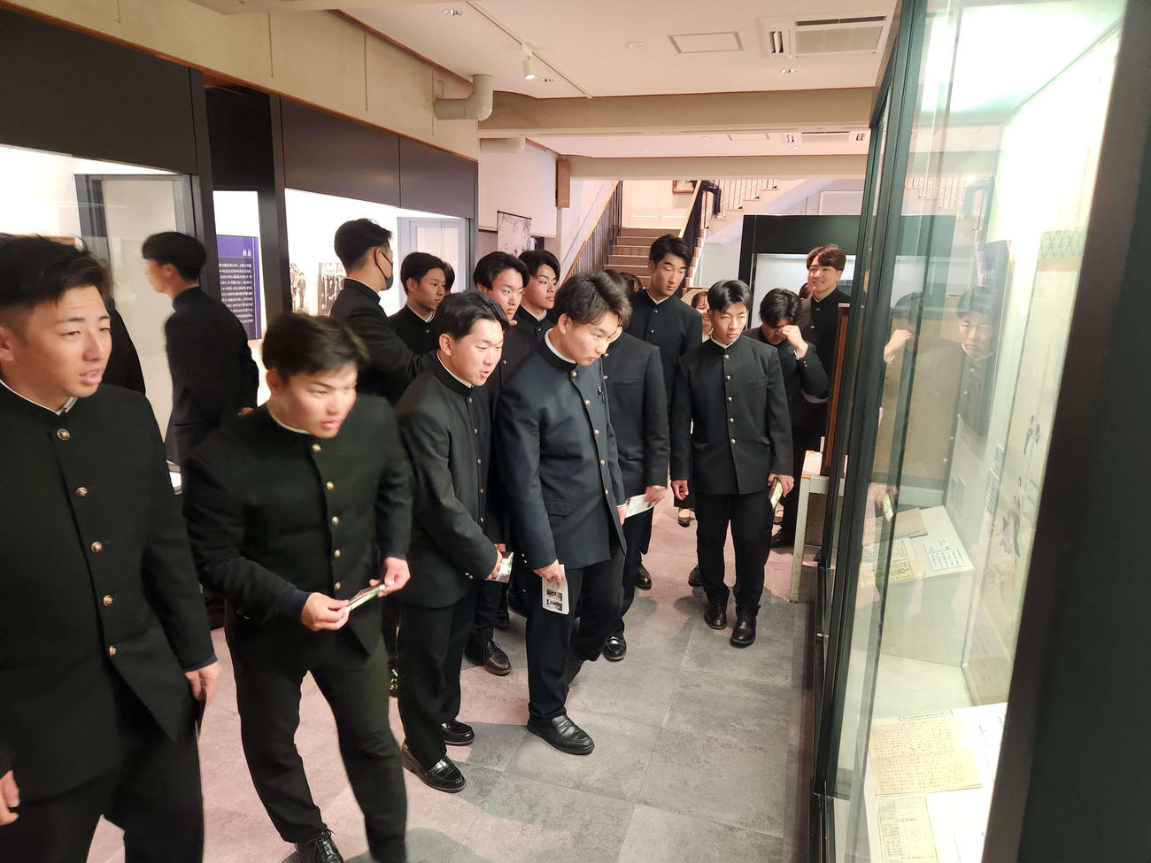 大分県の中津合宿初日。慶応の創始者である福沢諭吉の記念館を見学する慶大の選手たち（撮影・保坂淑子）
