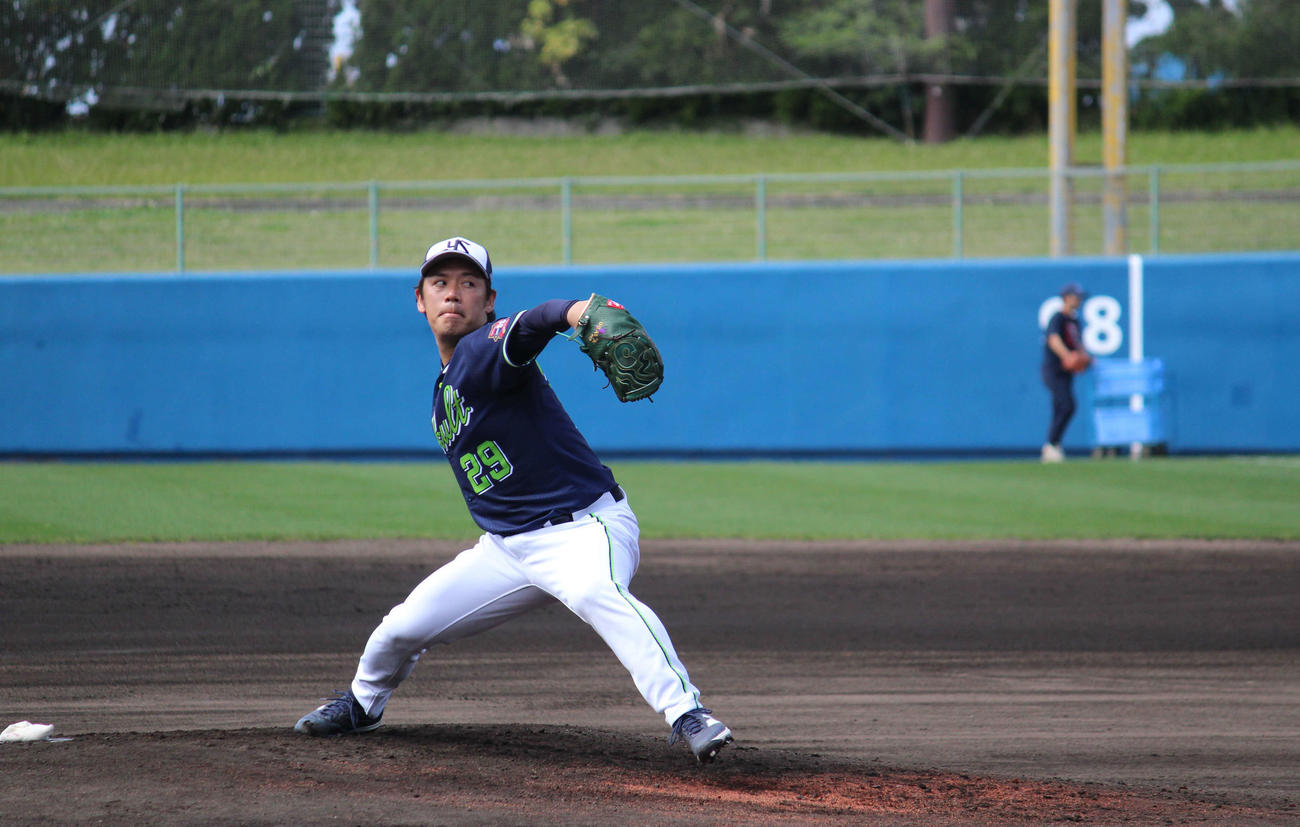 ライブBPに登板したヤクルト小川（撮影・久保賢吾）