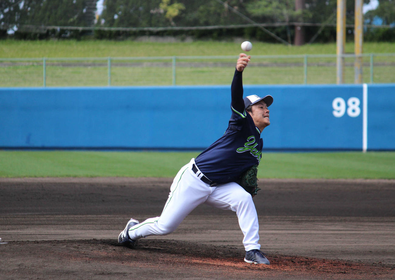 ライブBPに登板したヤクルト小川（撮影・久保賢吾）