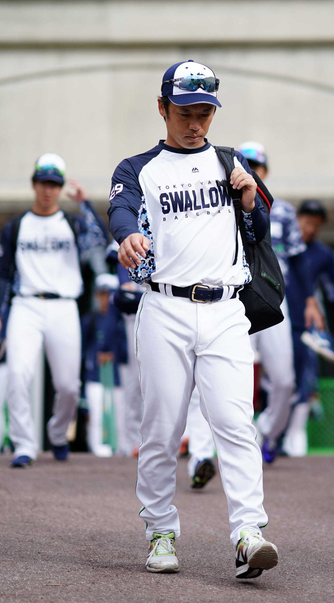 練習へ向かうヤクルト小川（撮影・横山健太）