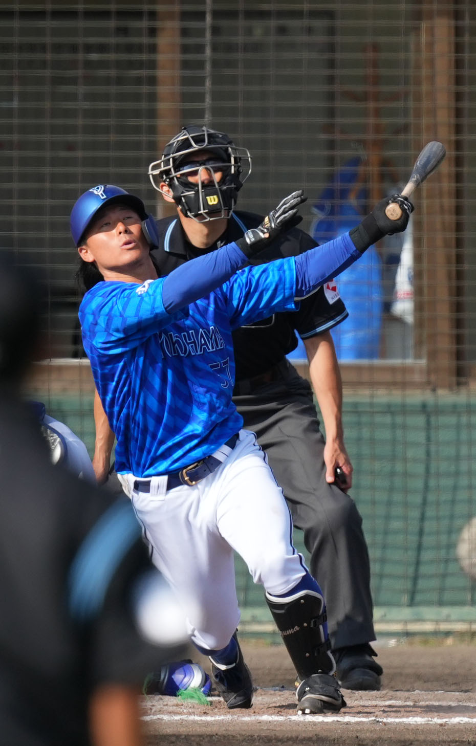 中日対DeNA 9回表DeNA1死、左越え本塁打を放つ東妻（撮影・横山健太）