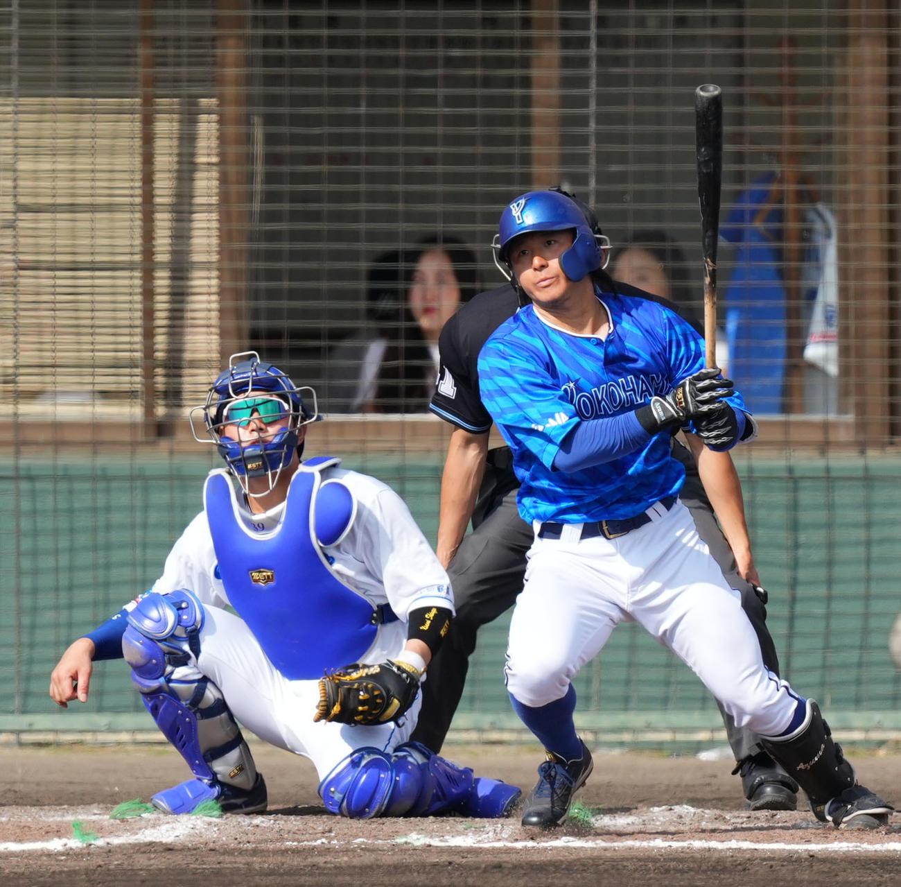 中日対DeNA 7回表DeNA1死一、二塁、右中間へ2点適時二塁打を放つ東妻。投手フェリス（撮影・横山健太）