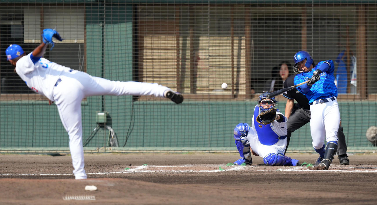 中日対DeNA 7回表DeNA1死一、二塁、右中間へ2点適時二塁打を放つ東妻。投手フェリス（撮影・横山健太）