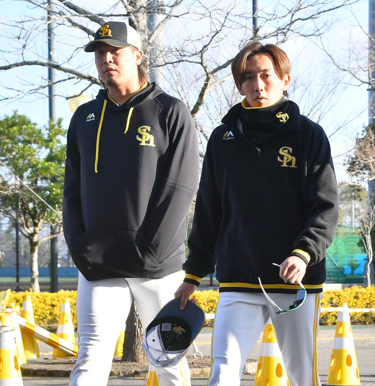 球場入りするソフトバンク杉山（左）と大津（撮影・岩下翔太）