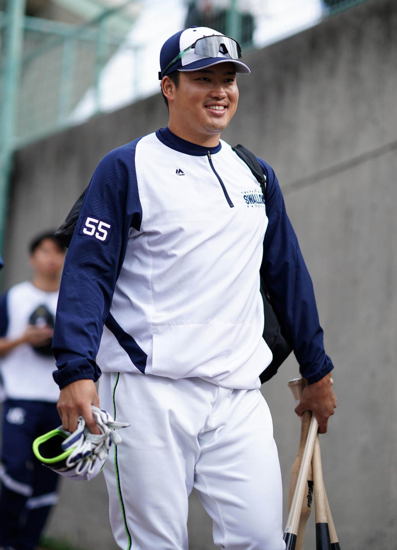 笑顔をみせるヤクルト村上（撮影・横山健太）