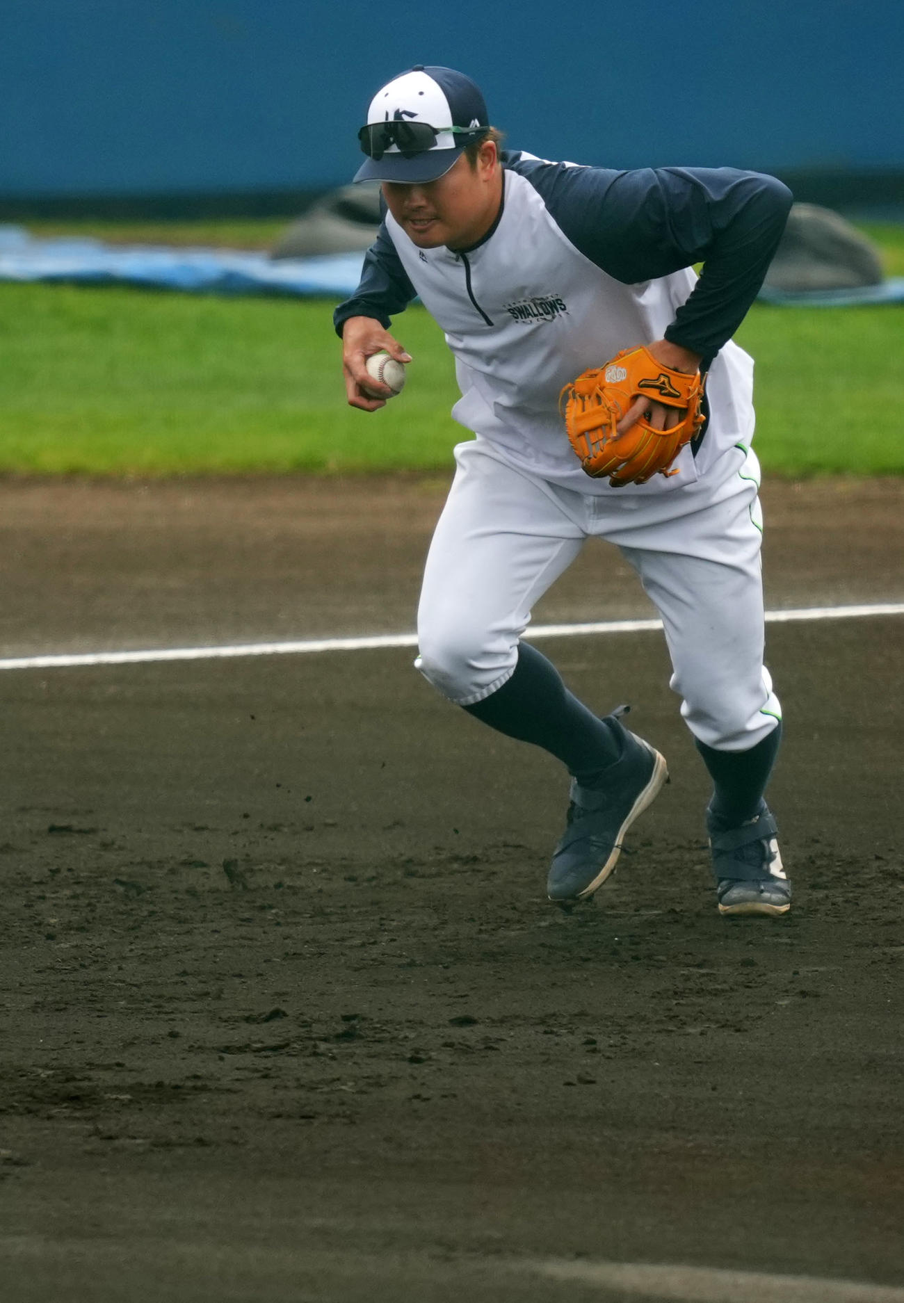 ノックで軽快な動きを見せるヤクルト村上（撮影・横山健太）