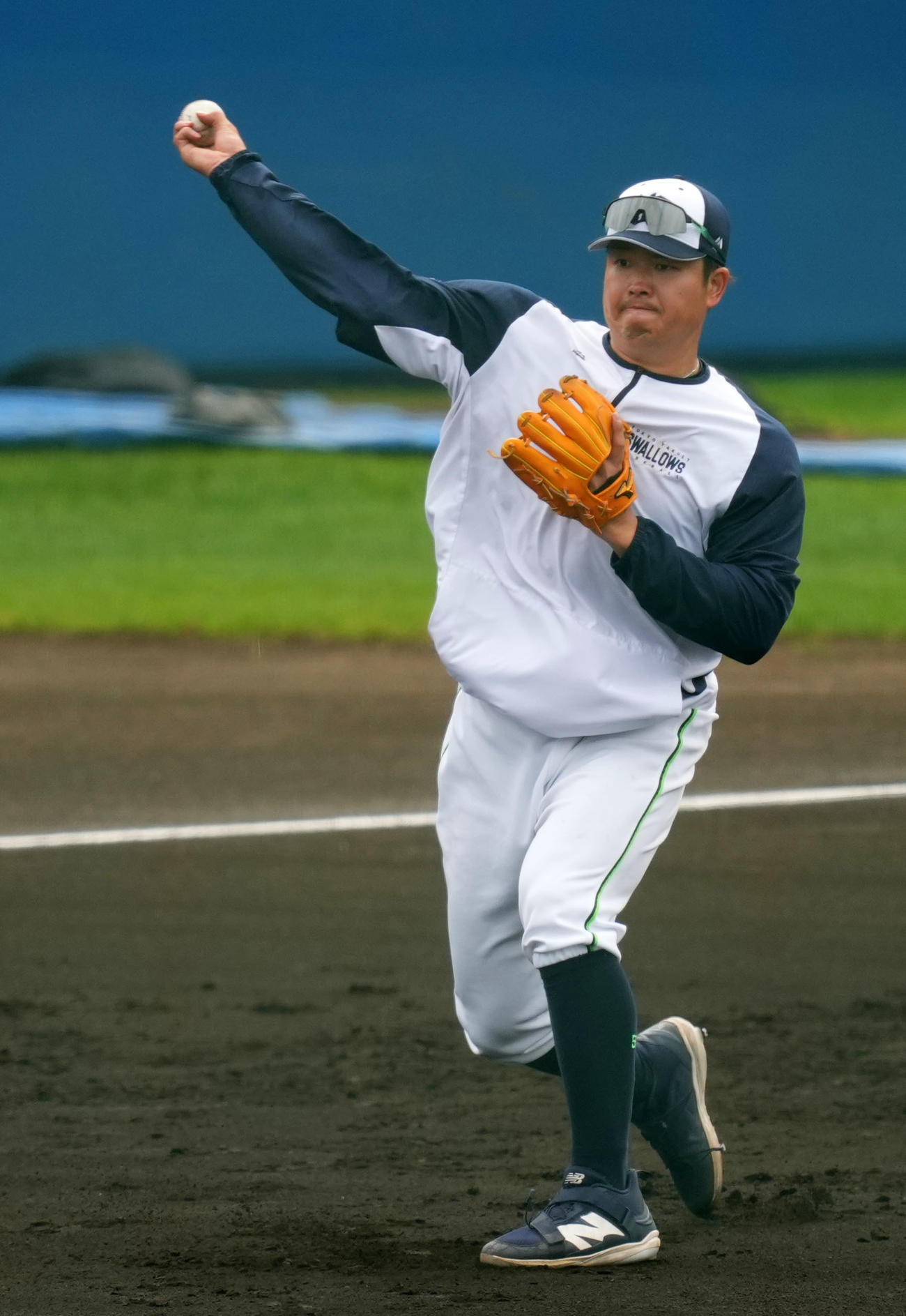 ノックで軽快な動きを見せるヤクルト村上（撮影・横山健太）