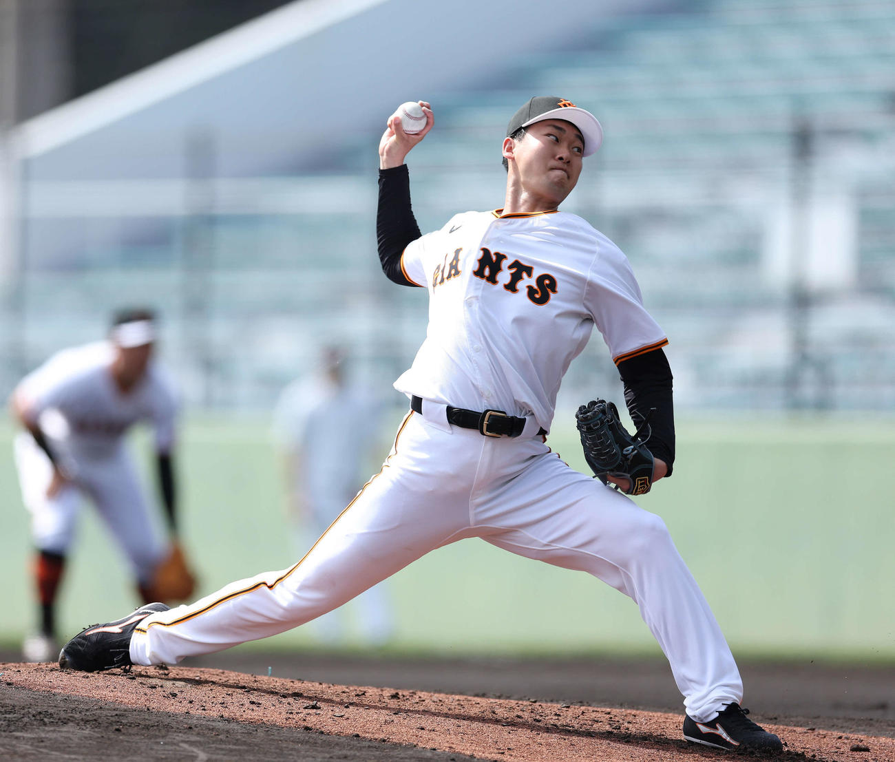 シート打撃で力投する巨人山崎伊（撮影・河田真司）