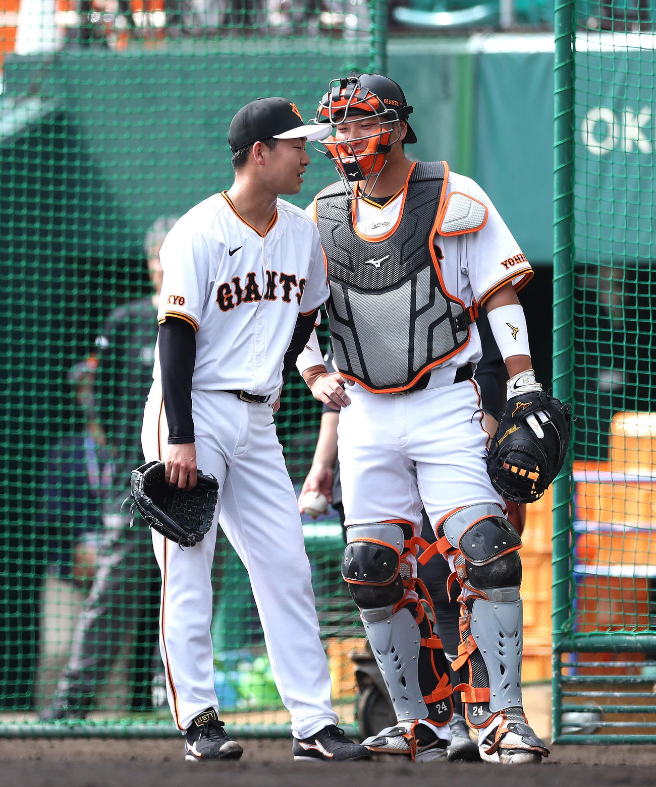 シート打撃で言葉を交わす巨人山崎伊（左）と大城卓（撮影・河田真司）