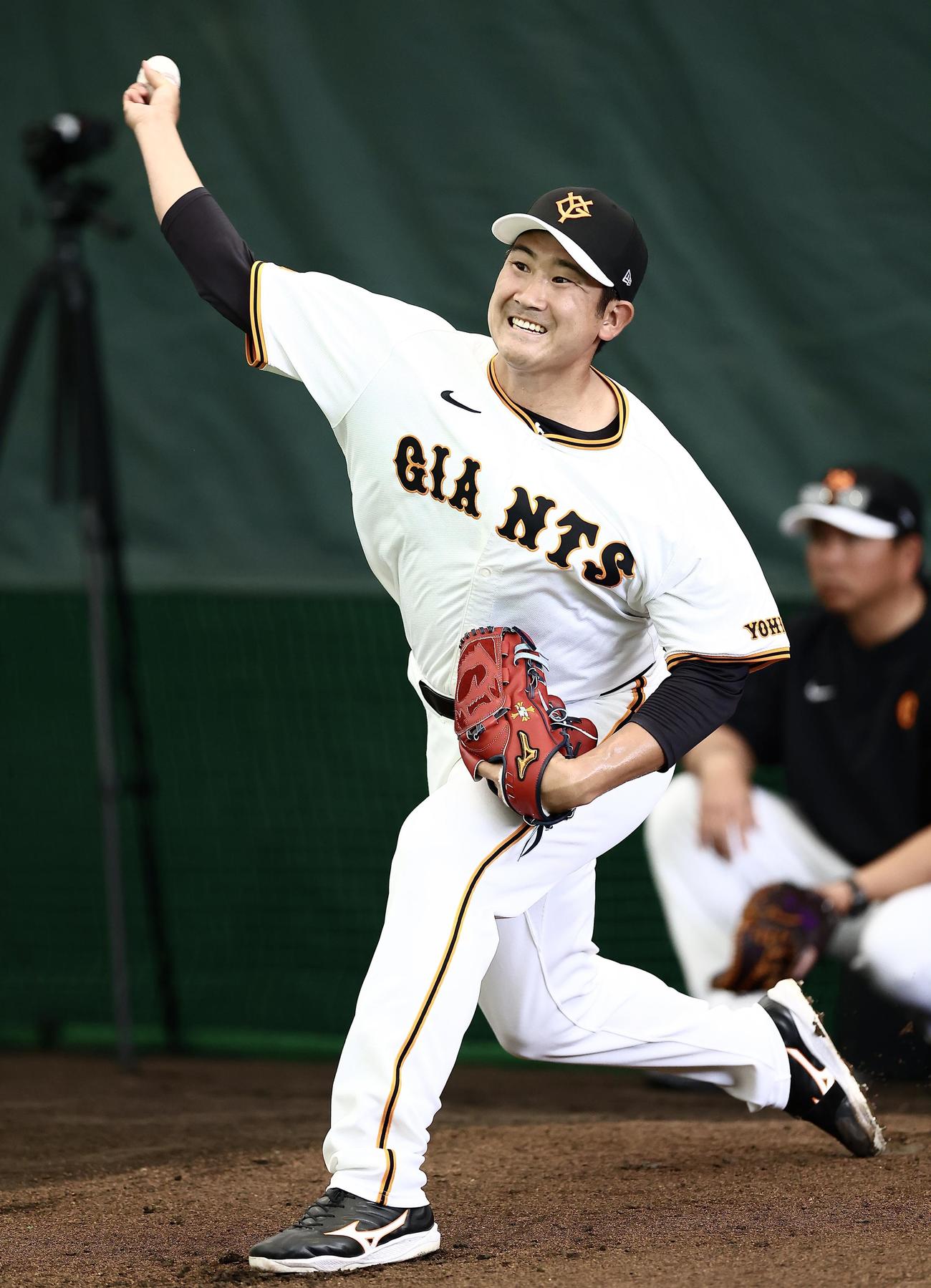 ブルペン投球する巨人菅野（撮影・河田真司）