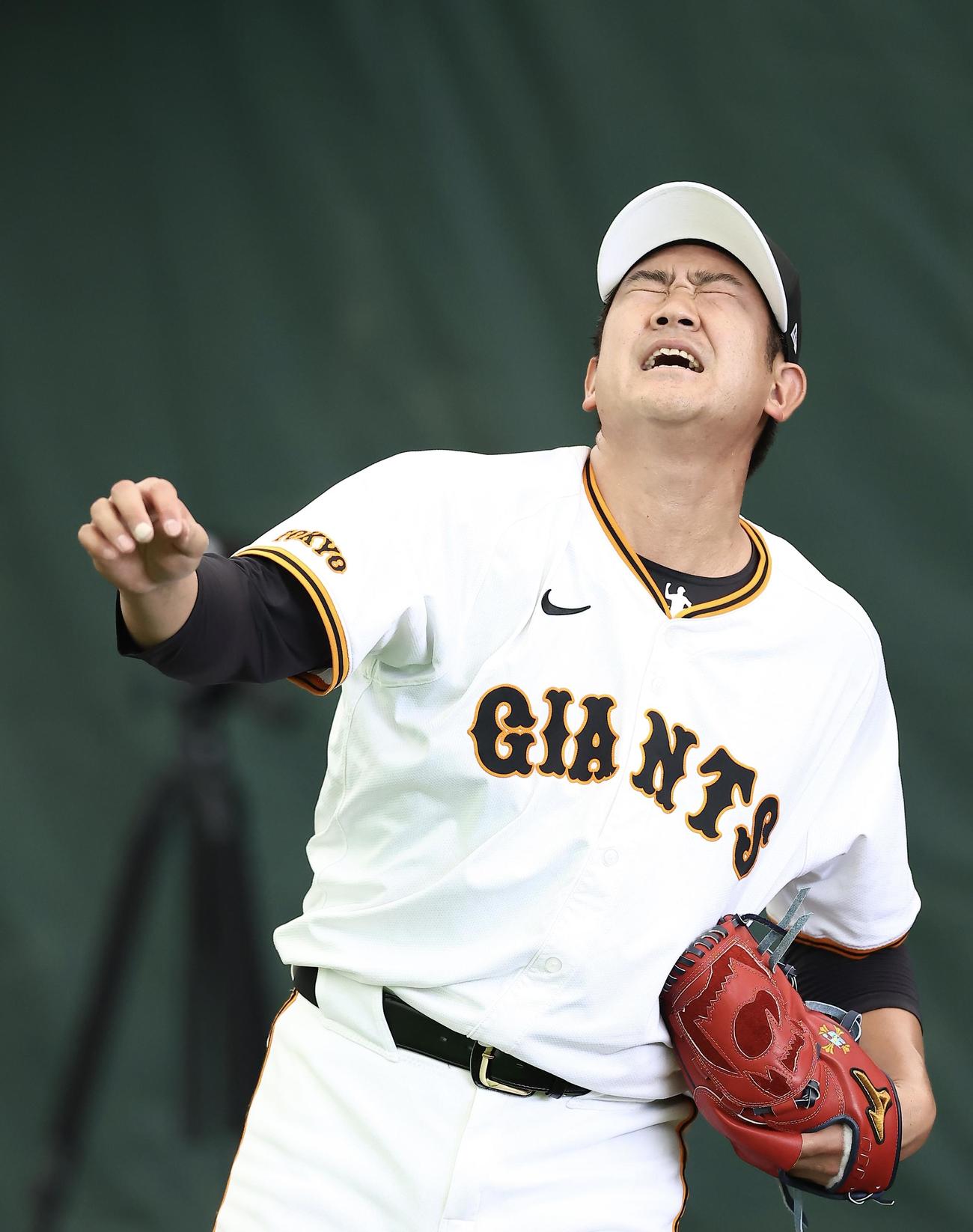 ブルペン投球で天を仰ぐ巨人菅野（撮影・河田真司）