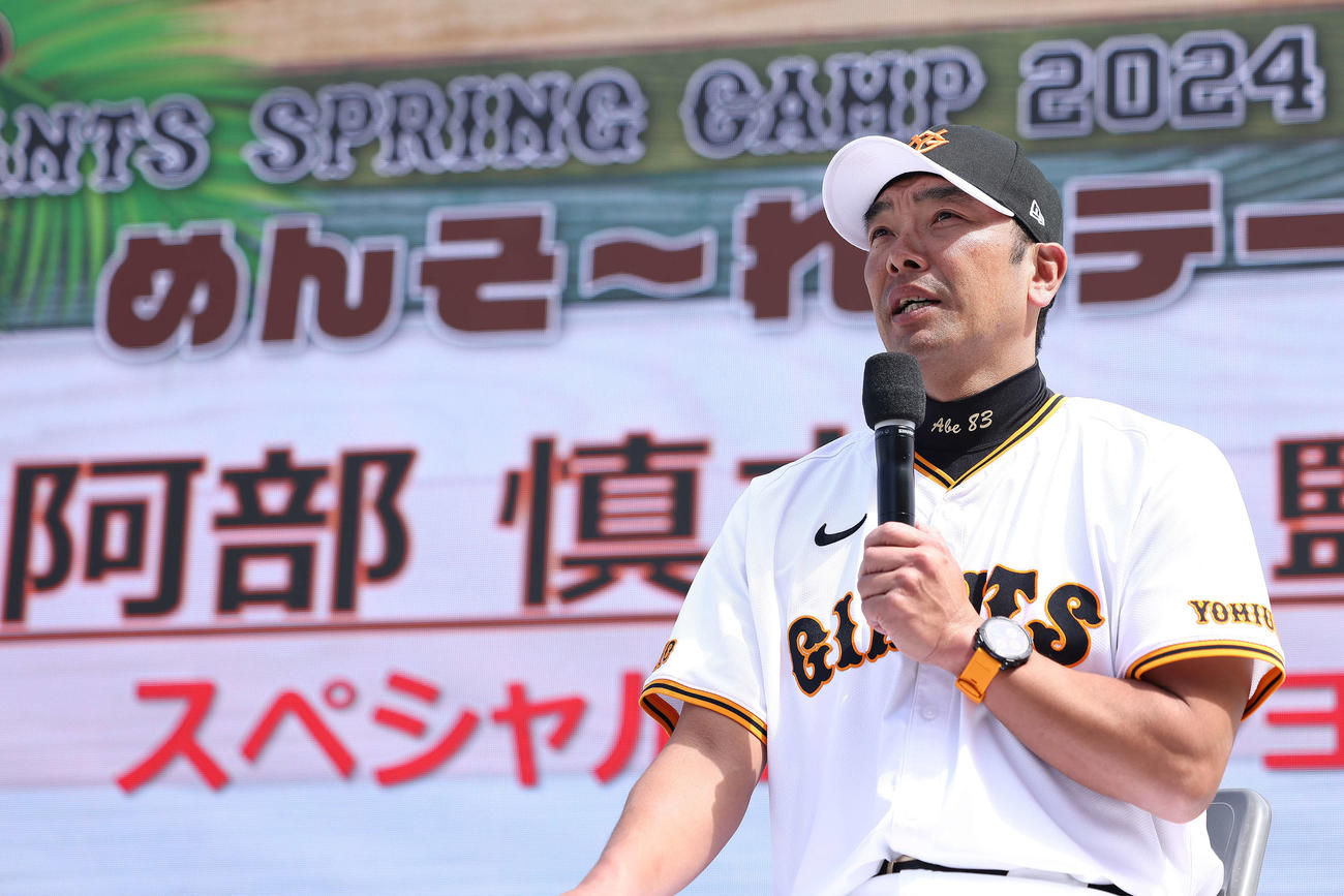 トークショーに臨む巨人阿部監督（撮影・河田真司）