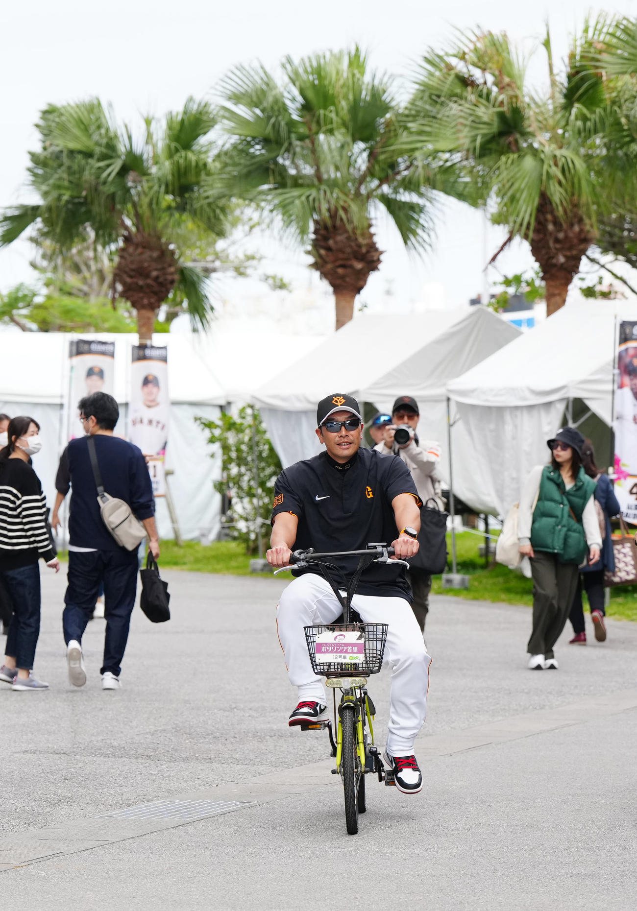 自転車に乗ってブルペンに向かう巨人阿部監督（撮影・江口和貴）