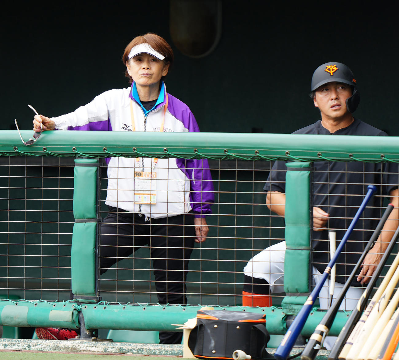 巨人キャンプを訪れた宇津木さん。右は長野（撮影・江口和貴）